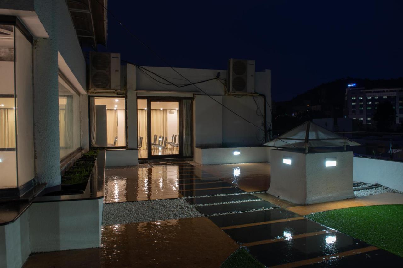 Monarch Montvert Pune Dış mekan fotoğraf